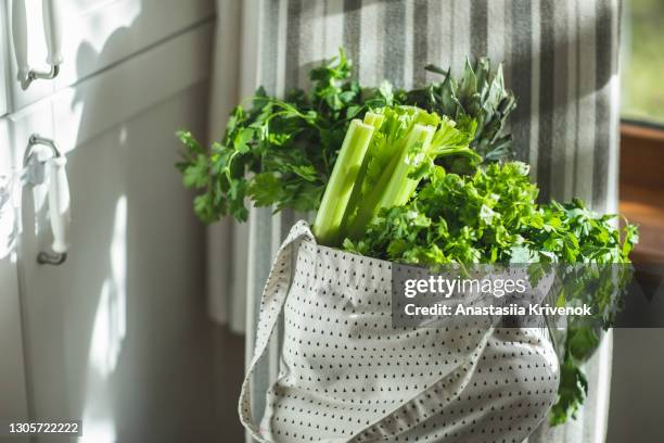 reusable shopper with vegetables, fruits and products. - bleekselderij stockfoto's en -beelden