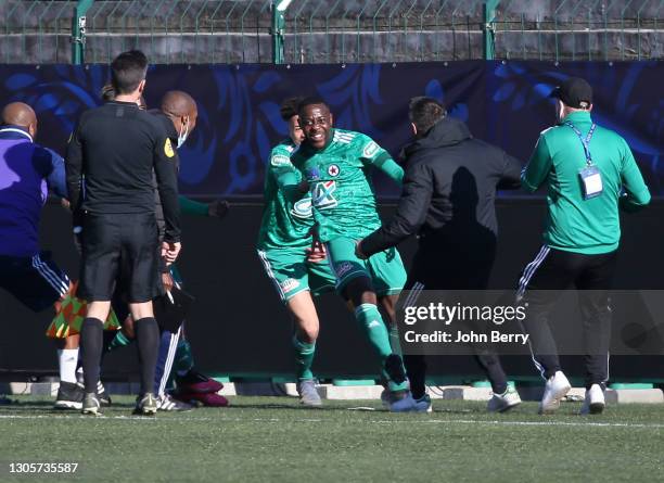 Alan Dzabana of Red Star celebrates his winning goal with teammates during the French cup match between Red Star and RC Lens at Stade Bauer on March...