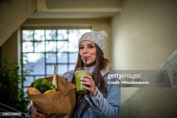 bella giovane donna con verdure nel sacchetto della spesa - winter vegetables foto e immagini stock
