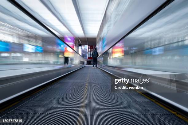 blurred motion of businessman walking in walkway - pedestrian walkway 個照片及圖片檔