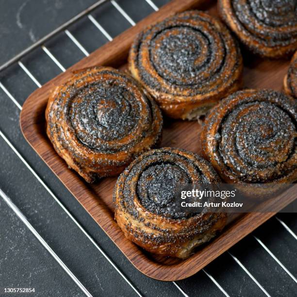 sweet buns with poppy seeds fresh from the oven. pastries, dessert food. delicious morning concept. square format or 1x1 for posting on social media - graine de pavot photos et images de collection