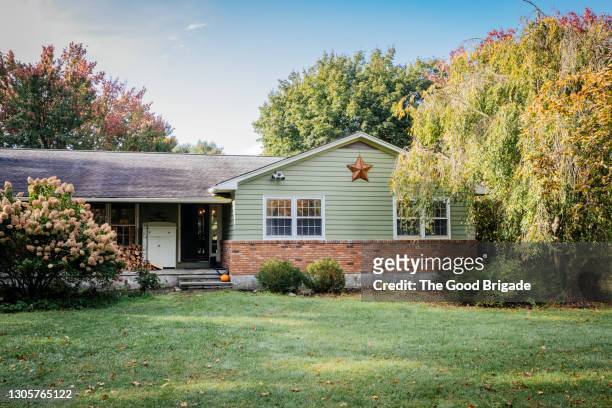 exterior shot of house in suburbs - típico de clase mediana fotografías e imágenes de stock