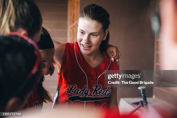 girl softball team meeting in dugout - time management imagens e fotografias de stock