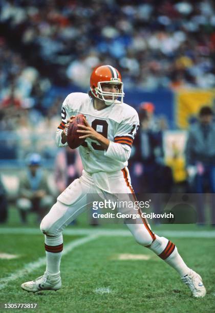 Quarterback Bernie Kosar of the Cleveland Browns looks to pass during a National Football League game at Cleveland Municipal Stadium circa 1986 in...
