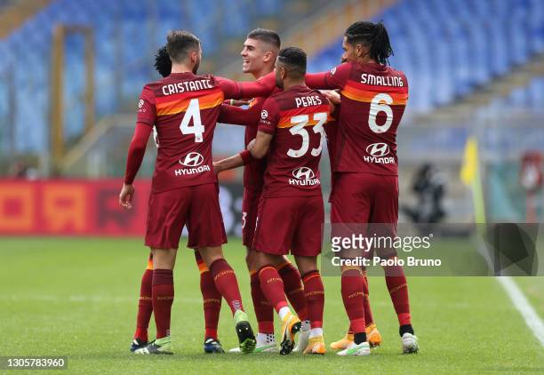 Gianluca Mancini of Roma celebrates with team mates Bryan Cristante, Bruno Peres and Chris Smalling after scoring their side's first goal during the...