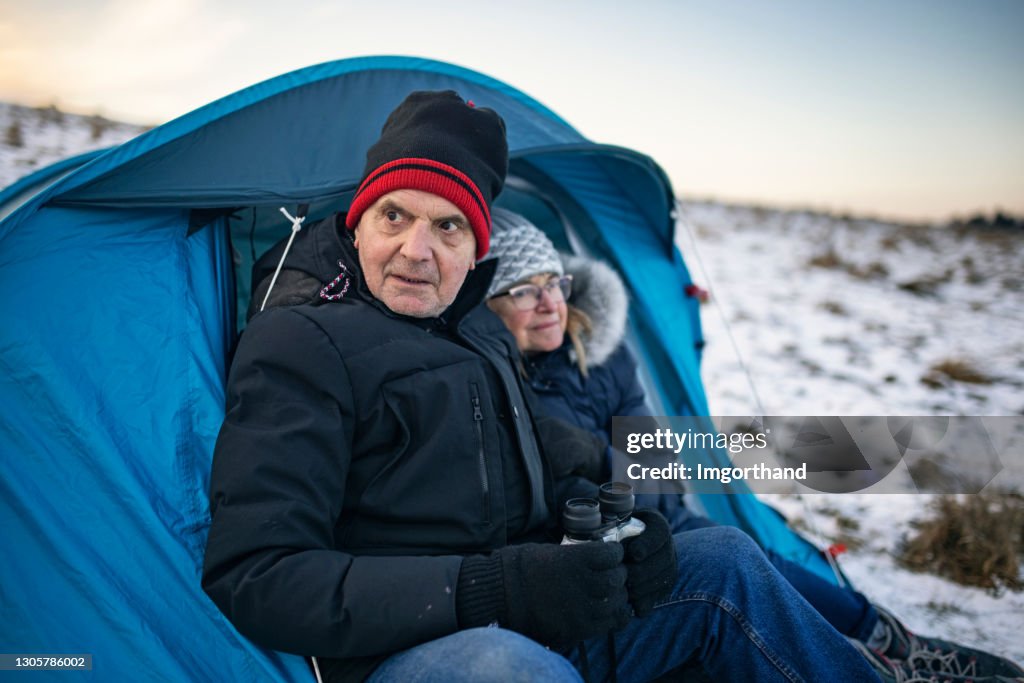 老年夫婦在山上的帳篷里露營