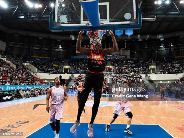 Hasheem Thabeet of Hsinchu Jko Lioneers slam dunks during the P.League+ game between Taipei Fubon Braves and Hsinchu Jko Lioneers at the Taipei...