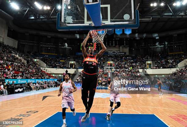 Hasheem Thabeet of Hsinchu Jko Lioneers slam dunks during the P.League+ game between Taipei Fubon Braves and Hsinchu Jko Lioneers at the Taipei...