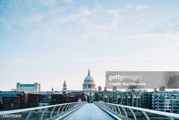 a sunrise view of the millennium bridge and st.paul's cathedral, london - stock photo - millennium bridge londra foto e immagini stock