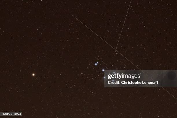 exceptional image showing starlink artificial satellites, planet mars and stars cluster the pleiades - las pléyades fotografías e imágenes de stock