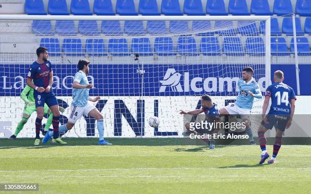 David Ferreiro of SD Huesca scores their side's third goal during the La Liga Santander match between SD Huesca and RC Celta at Estadio El Alcoraz on...