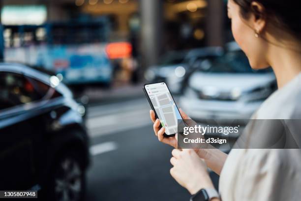 close up of young asian woman using map in mobile app device on smartphone to navigate and search for the location by the urban road in the city. travel and navigation concept - mapa localizador fotografías e imágenes de stock