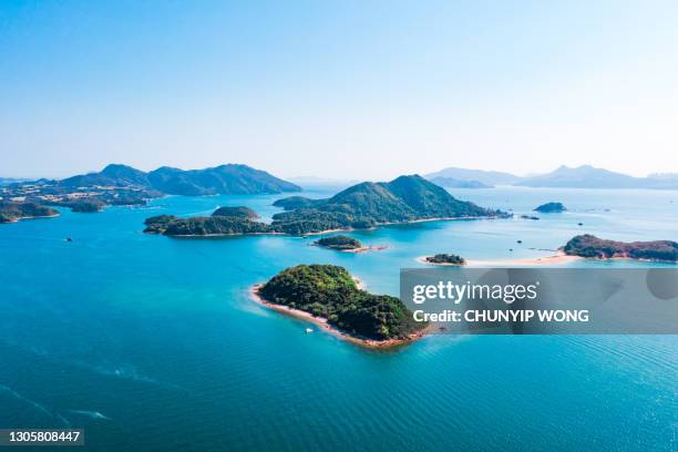 erstaunliche luftpanoramaansicht von sai kung, der berühmten urlaubslocation in hong kong - sai kung village stock-fotos und bilder