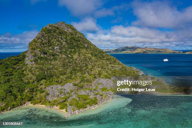 aerial of sawa-i-lau mountain with cruise ship mv reef endeavour (captain cook cruises fiji) in the distance - fiji cruise stock pictures, royalty-free photos & images