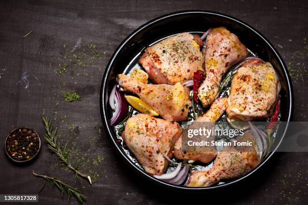 cuisses de poulet crues non cuites avec des épices et des ingrédients pour la cuisson - marinated stock photos et images de collection