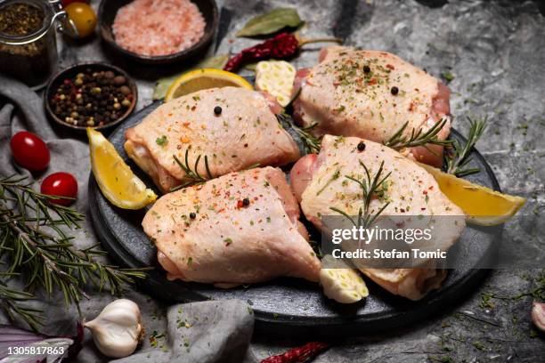 viande crue de cuisses de poulet avec des ingrédients de cuisson - pièce de vingt cinq cents photos et images de collection