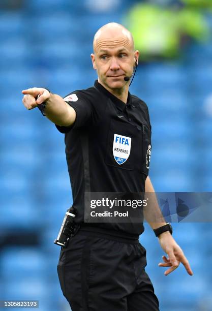 Ref Pointing Football Referee Pointing Photos and Premium High Res Pictures - Getty ...