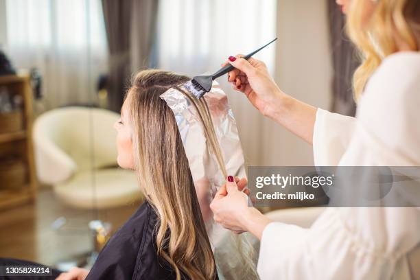 mujer teñida de pelo en el salón - hair dye fotografías e imágenes de stock