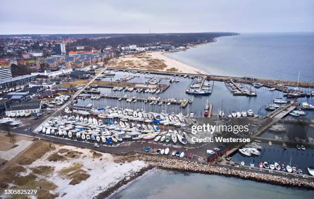 marina in der dänischen stadt helsingor - helsingør stock-fotos und bilder