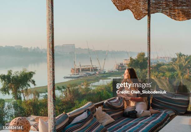 vista panorámica del nilo al atardecer - egyptian culture fotografías e imágenes de stock