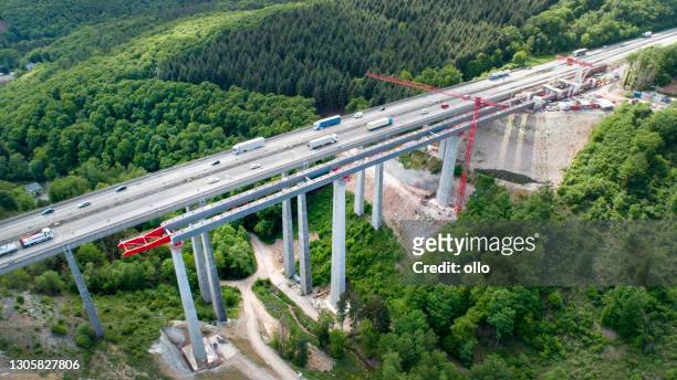 建設中の高速道路橋 - 空中写真 - アウトバーン ストックフォトと画像