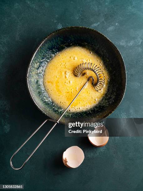 mélange d’œufs avec du sucre, fouetter l’œuf avec le sucre, les œufs fouettés et le sucre, le jaune d’œuf est fouetté - turkey coup photos et images de collection