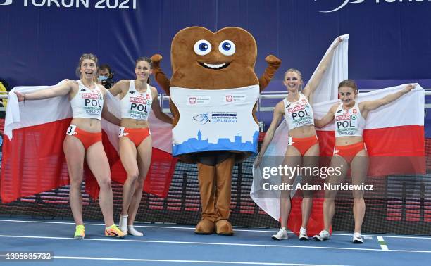 Bronze medalists of Team Poland pose for a photo following the 4 x 400 Metres Relay Women during the second session on Day 3 of the European...