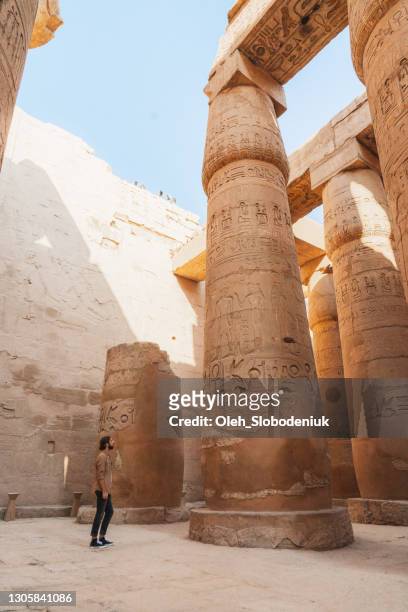 hombre caminando en el antiguo templo egipcio en luxor - egypt fotografías e imágenes de stock