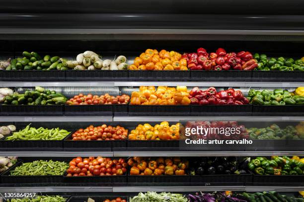 supermarket organic vegetables shelf - food market stockfoto's en -beelden