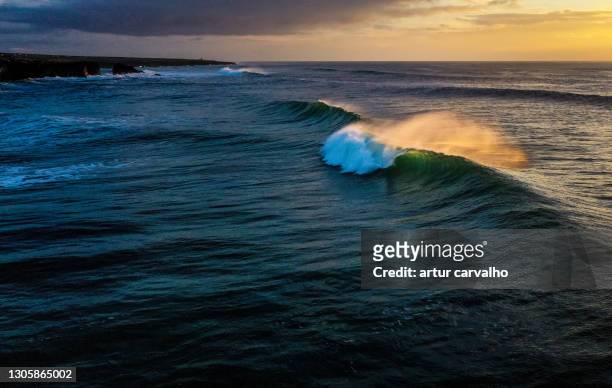 perfect wave during the golden hour - paesaggio spettacolare foto e immagini stock