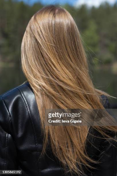 girl with dark blond hair from back - women flashing 個照片及圖片檔