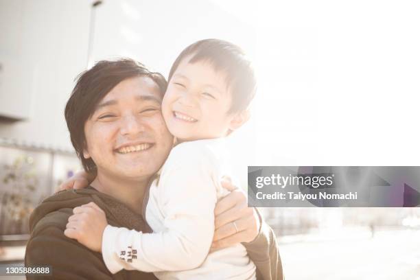 portrait of father and son - 子供　日本人　笑顔 ストックフォトと画像