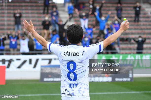 Yuto MORI of Mito Hollyhock applauds fans after the J.League Meiji Yasuda J2 match between Giravanz Kitakyushu and Mito HollyHock at Mikuni World...