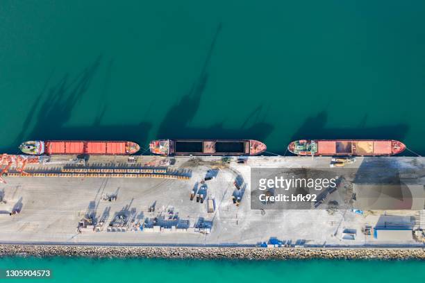 vista de punto de drones de la nave de carga en el puerto. - mineral de hierro fotografías e imágenes de stock