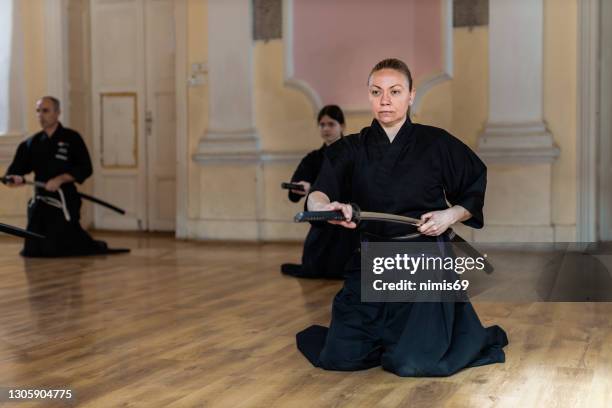 artes marciales - iaido sensei con espada - iaijutsu fotografías e imágenes de stock