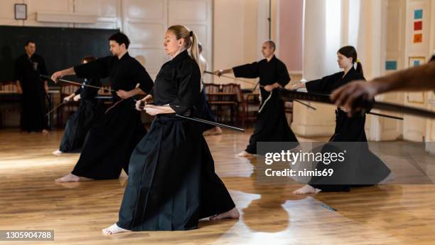 artes marciales - iaido sensei con espada - iaijutsu fotografías e imágenes de stock