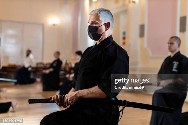 artes marciales - iaido sensei con espada - iaijutsu fotografías e imágenes de stock