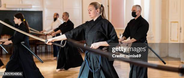 artes marciales - iaido sensei con espada - iaijutsu fotografías e imágenes de stock