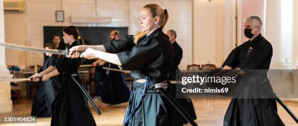 artes marciales - iaido sensei con espada - iaijutsu fotografías e imágenes de stock