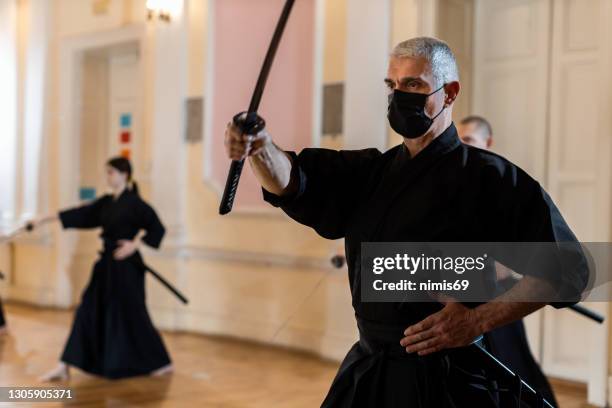 artes marciales - iaido sensei con espada - iaijutsu fotografías e imágenes de stock