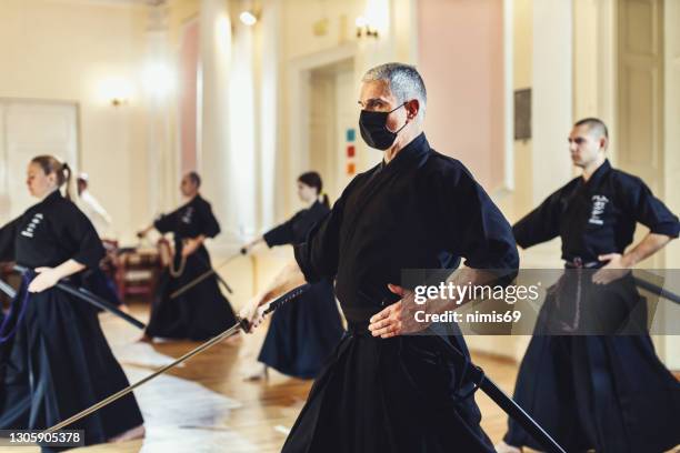 artes marciales - iaido sensei con espada - iaijutsu fotografías e imágenes de stock