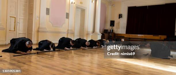 artes marciales - iaido sensei con espada - iaijutsu fotografías e imágenes de stock