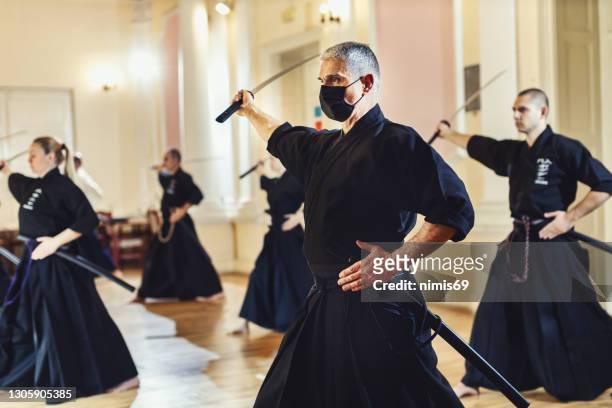 artes marciales - iaido sensei con espada - iaijutsu fotografías e imágenes de stock