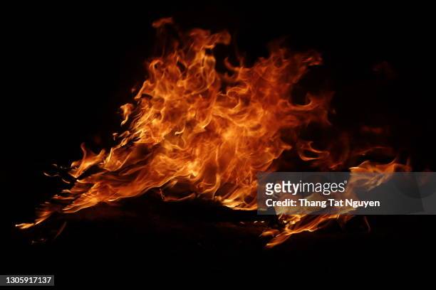 wood fire on black background - in flames stock pictures, royalty-free photos & images