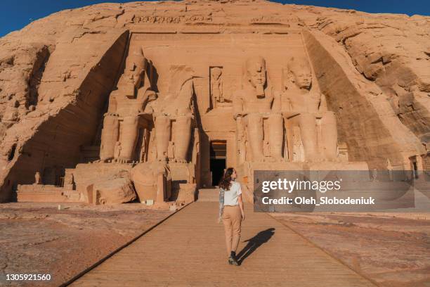 donna che cammina nei templi di abu simbel - abu simbel foto e immagini stock