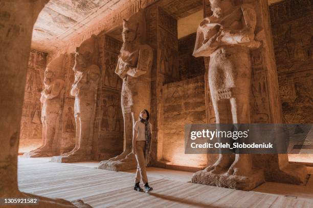 donna che cammina all'interno dei templi di abu simbel - abu simbel foto e immagini stock