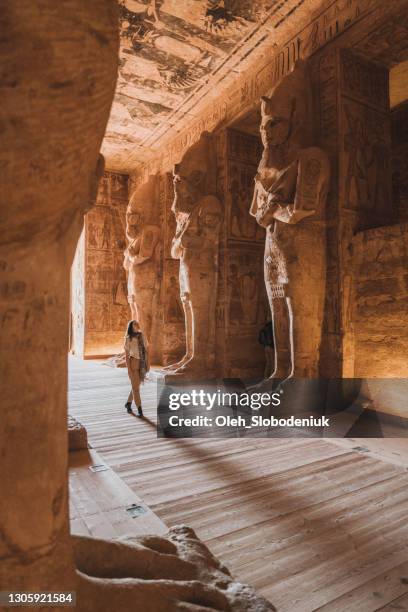 mujer caminando dentro de los templos de abu simbel - egypt fotografías e imágenes de stock