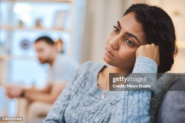 ik denk niet dat ik dit kan blijven doen. - relatieproblemen stockfoto's en -beelden