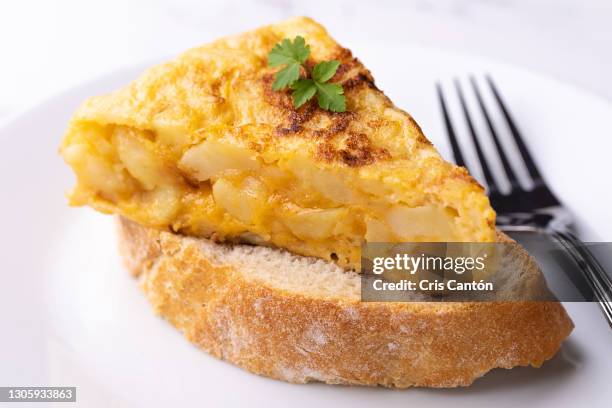 typical spanish pincho de tortilla de patatas - tortilla de patata fotografías e imágenes de stock