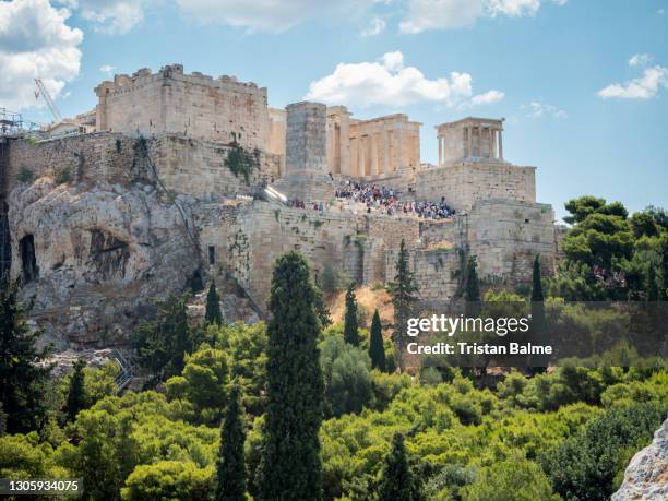 looking across the athena athens cityscape in greece at the acropolis at sunset - plaka stock pictures, royalty-free photos & images